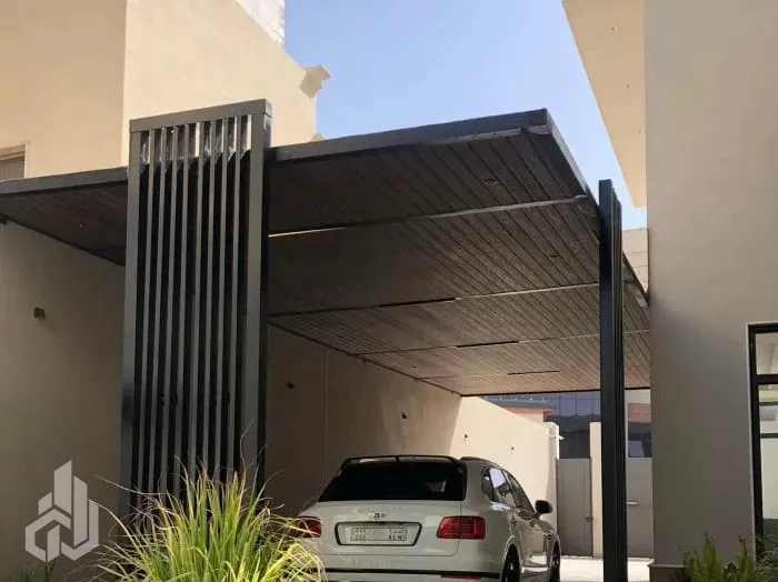 مظلة سيارات معدنية عند مدخل فيلا