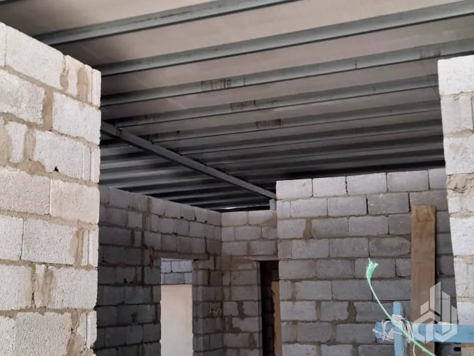 سقف معزول بألواح ساندوتش بانل من داخل مبنى قيد الإنشاء