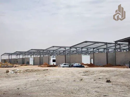 هيكل هنجر حديدي طويل الامتداد فوق صف مستودعات