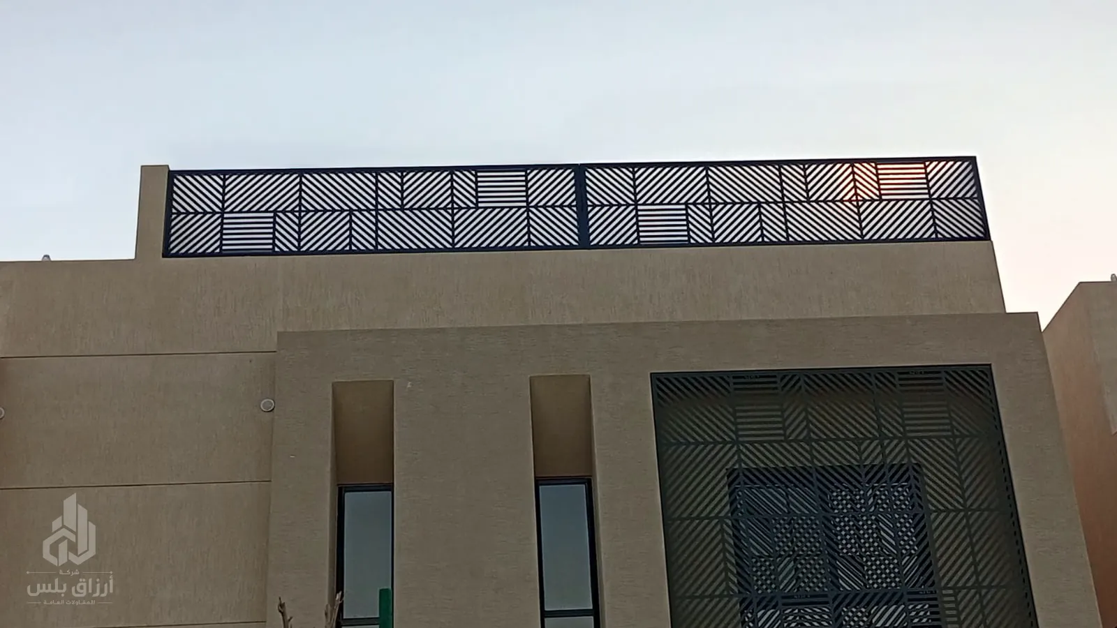 ساتر ليزر بنقشة هندسية أعلى سطح فيلا حديثة