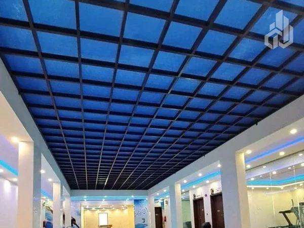 سقف بولي كربونيت أزرق فوق ممر مسبح داخلي