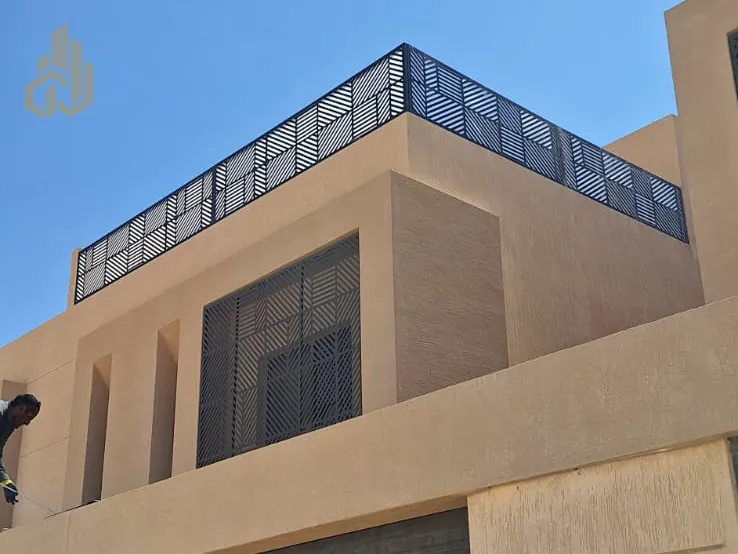 ساتر ليزر أعلى واجهة فيلا في حي سكني