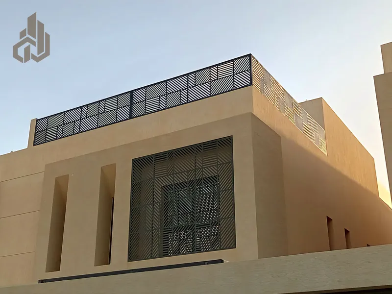 ساتر ليزر أعلى سور فيلا بواجهة حجرية