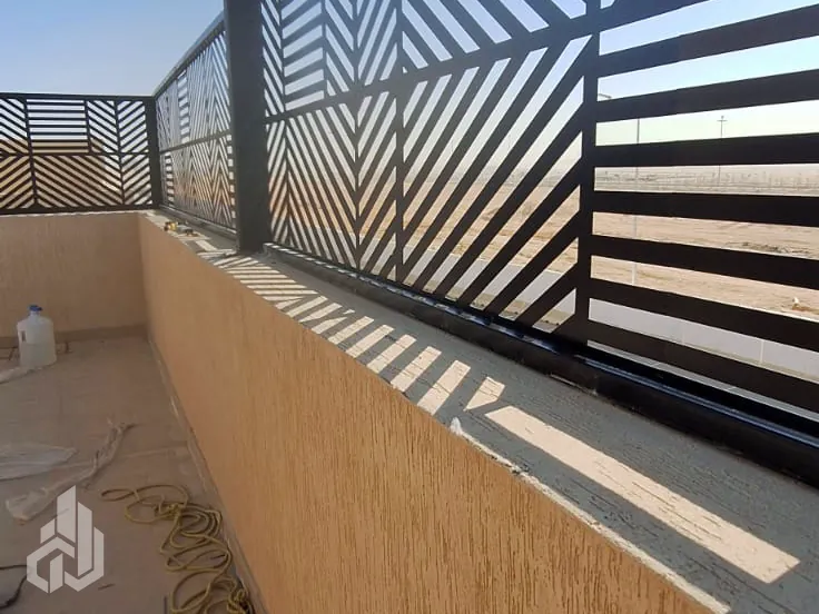 ساتر ليزر بنقشة خطوط مائلة أعلى سور سطح