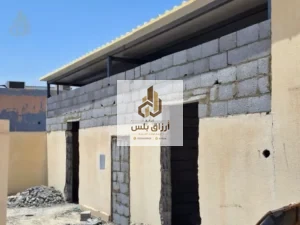 سقف ساندوتش بانل مركّب فوق مبنى بلوك قيد الإنشاء