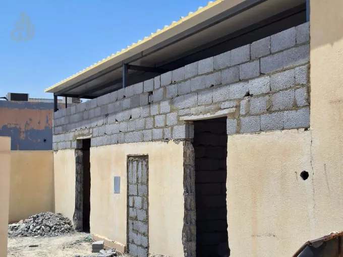 سقف ساندوتش بانل مركّب فوق مبنى بلوك قيد الإنشاء