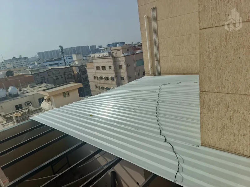 سقف ألواح ساندوتش بانل منفّذ على سطح مبنى تطل على المدينة