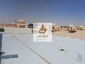 ألواح سقف ساندوتش بانل ممدودة على سطح مبنى