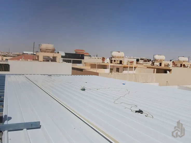 ألواح سقف ساندوتش بانل ممدودة على سطح مبنى