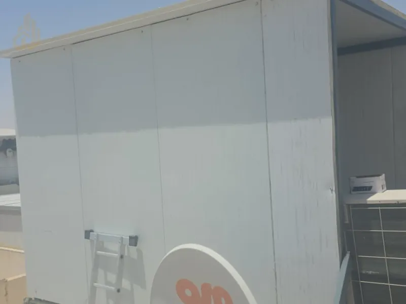 وحدة ساندوتش بانل بيضاء منفّذة على سطح مبنى سكني