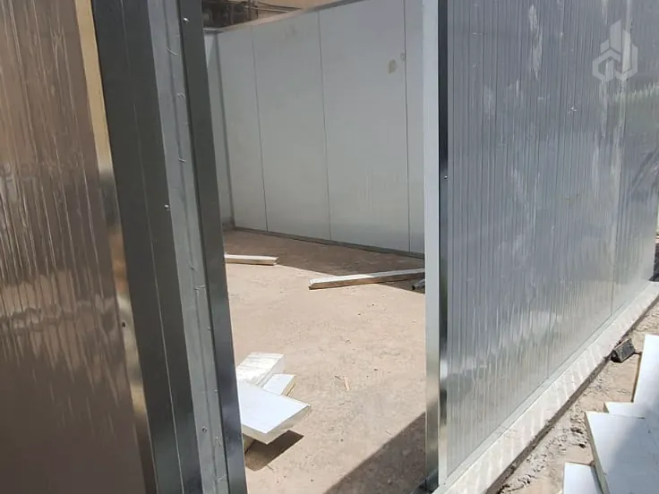 لوح ساندوتش بانل بفتحة نافذة جاهزة قبل التركيب
