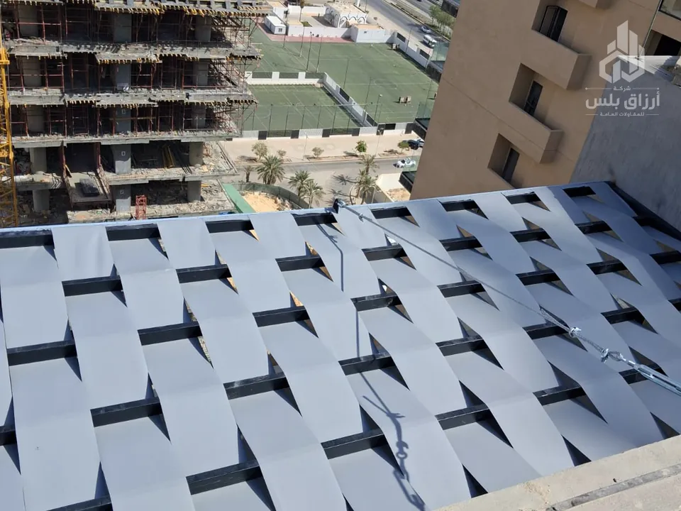 ساتر ليزر بنقشة ثلاثية الأبعاد على سطح مبنى بالرياض