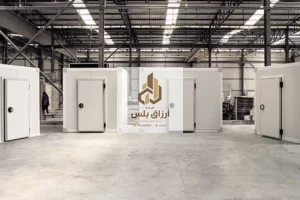 عدة غرف تبريد مبنية من ألواح معزولة بأبواب معزولة سميكة داخل صالة مستودع