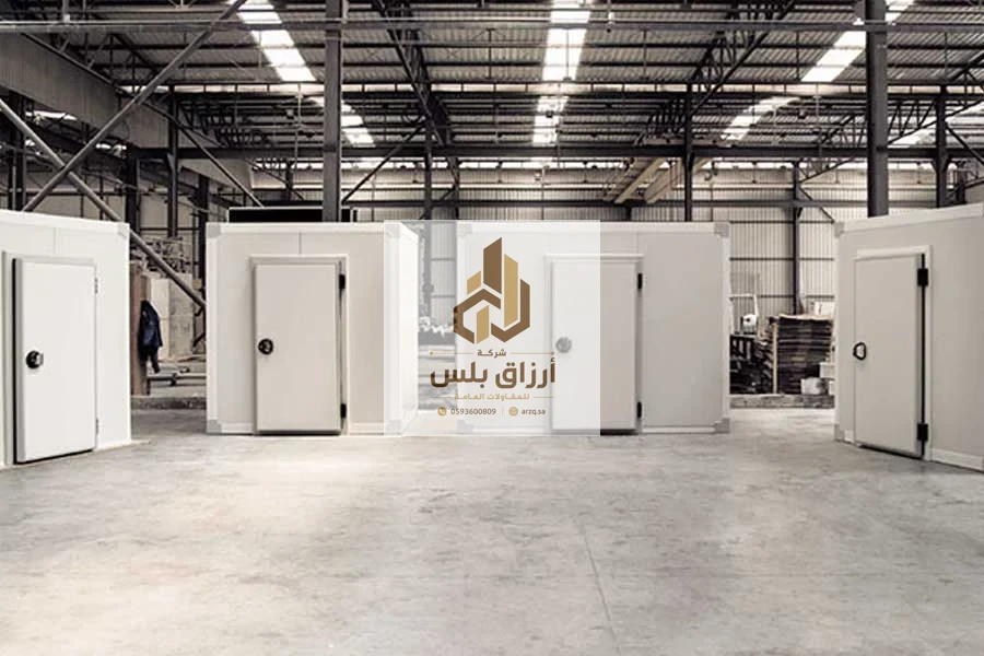 عدة غرف تبريد مبنية من ألواح معزولة بأبواب معزولة سميكة داخل صالة مستودع