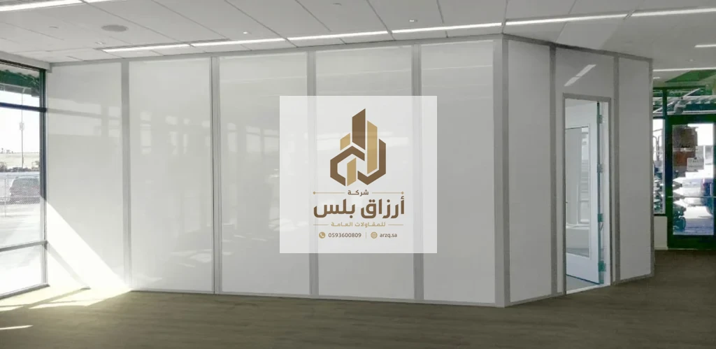 ركن داخلي في فراغ تجاري بنظام تقسيمات من ألواح وزجاج فوق أرضية خشبية مع سقف مستعار