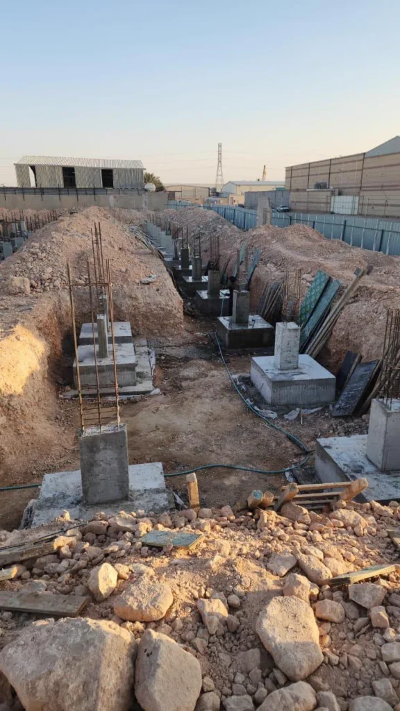 خنادق أساسات محفورة مع قواعد خرسانية وحديد تسليح بارز