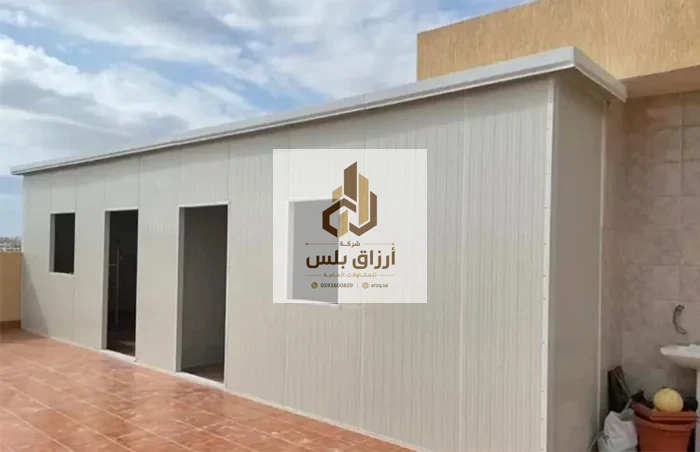 قواطع داخلية من ألواح الساندوتش بانل بفتحات نوافذ وأبواب فوق أرضية سيراميك داخل مبنى قيد التشطيب