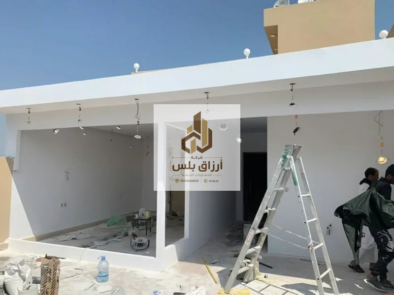 جدران وتقسيمات داخلية من ألواح ساندوتش بانل داخل غرفة على سطح مبنى أثناء أعمال التشطيب