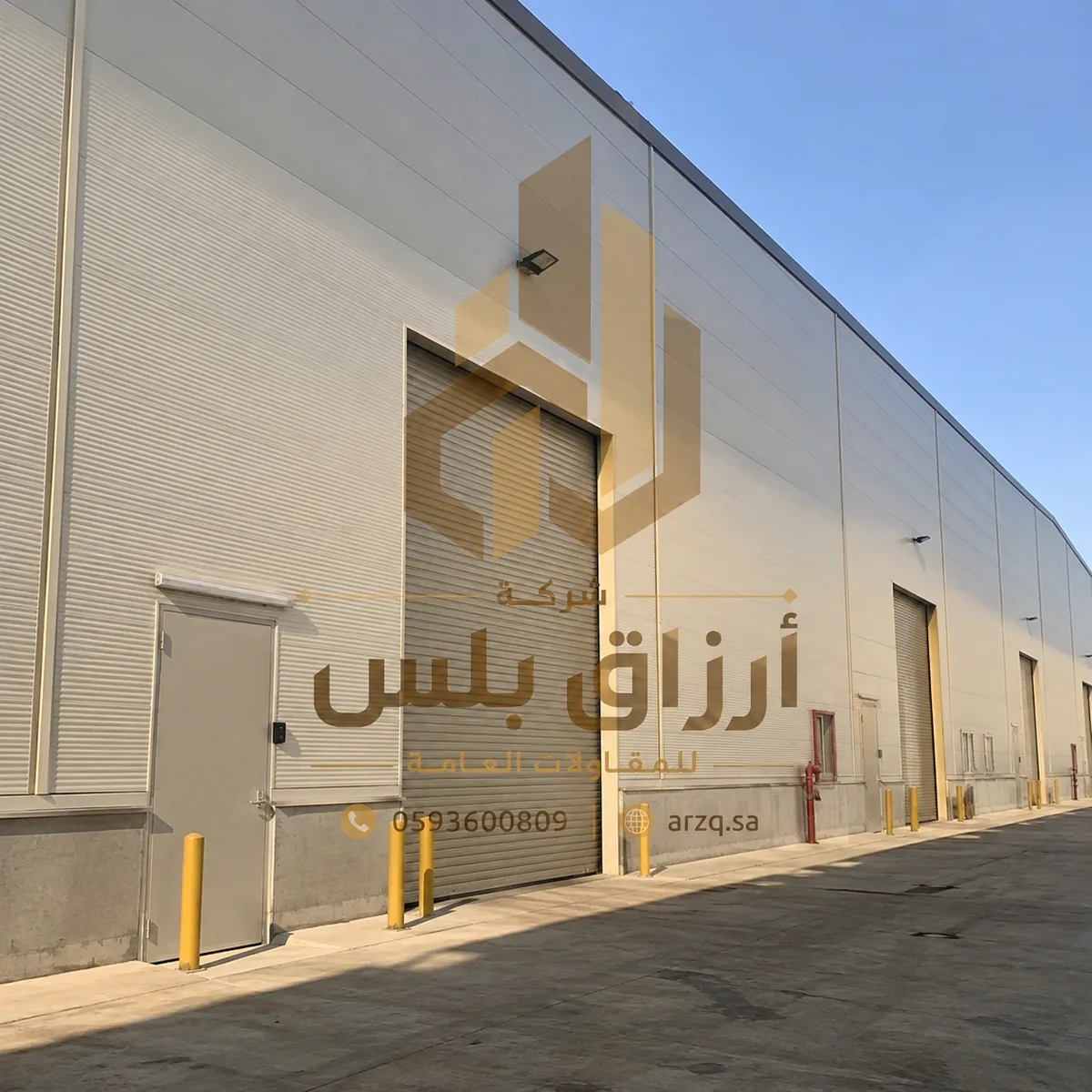 جدار مستودع مكسو بألواح مع باب رول معدني وعمود حماية