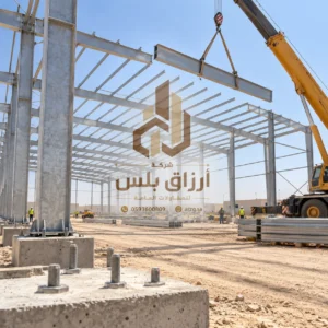 تصور لرافعة ترفع كمرة حديدية مع قواعد خرسانية تبرز منها براغي التثبيت