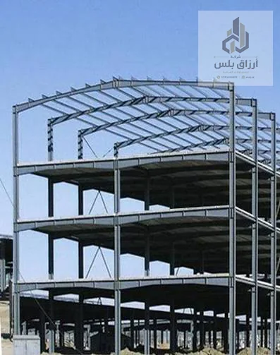 هيكل حديدي من عدة طوابق بأعمدة وكمرات قبل تركيب الأرضيات والكسوة