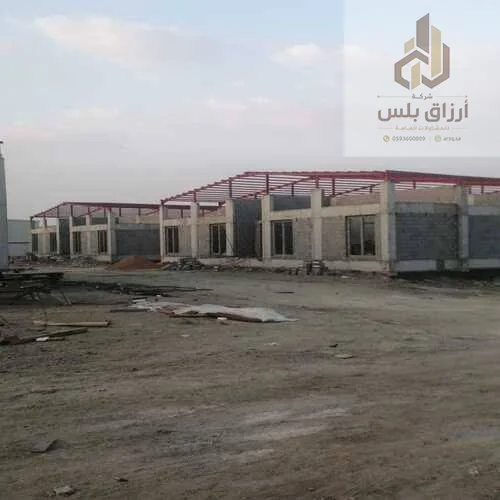 موقع إنشاء تظهر فيه جمالونات حديدية فوق جدران من البلوك
